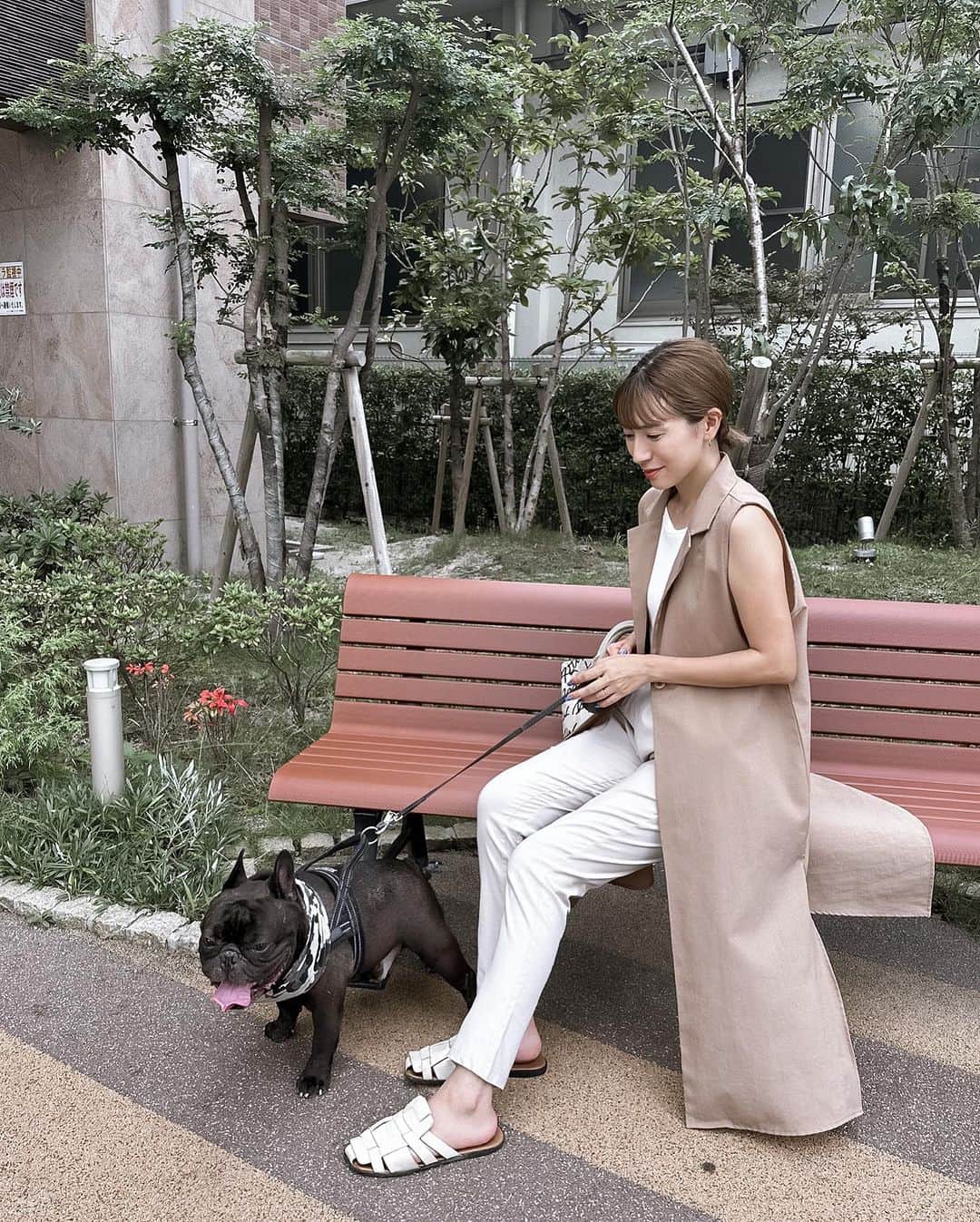 木村まこさんのインスタグラム写真 - (木村まこInstagram)「秋めいてきたこの頃 朝の散歩が気持ちいい日が増えてきた〜🍂  秋のレジャーにオススメ👖 このパンツ.ᐟ.ᐟ 形も抜群に綺麗でストレッチ具合がすんごいと💯 散歩とか子どもと公園とかアクティブに動く日に◎  綺麗めはもちろんカジュアルでもコーデしやすくてカラーは4色展開 ピタッとは苦手な方はゆるっともあるよぉ(キャメルみたいなカラーのやつ。購入時のカラー選択ははオリーブだよ)  👖 𓂃𓈒𓏸 @boujeloud_official  ベージュパンツ ▶︎商品名（5333211） 【着丈+3㎝HAKIYASEパンツ抗菌防臭】  オリーブパンツ ▶︎商品名（5233861） 【ゆるっとHAKIYASEパンツ抗菌防臭】 　 #boujeloud　#ブージュルード #30代コーデ #パンツコーデ #ママコーデ #お散歩コーデ」9月15日 19時15分 - maco_kimura