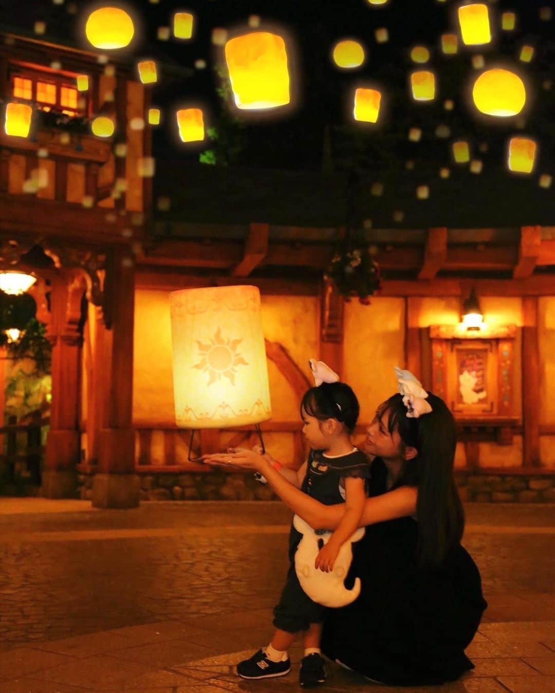 はやめいのインスタグラム：「.  ラプンツェルの世界 … 🕯⭐️   ほんとに素敵な写真を 撮影していただけて嬉しい 🥺  キャストさんがむすめっちの 気を引くために ｢はいチーズ！ばいばーい！！！｣と 言ってくださってそれに合わせて バイバイしていました 😂 💭  ディズニープラスでプリンセスの 映画をたくさん 観ているのでお話もよく 理解していてますますディズニー愛が 強くなってきています 🤭  娘はラプンツェルに なりたいらしいです ₍ᵔ· ̫·ᵔ₎  #こども #こどものいる生活 #シングルマザー#シンママ#シンママライフ #こどものいる暮らし#キッズ #ママスタグラム#２歳7ヶ月 #むすめふく#プチプラコーデ#mamagirl #ママファッション#ママコーデ #親子服#親子コーデ#キッズコーデ #ディズニー#ディズニーコーデ #子連れディズニー#ディズニーランド #TDL#カメキャス  #dハロ #おばけちゃん  #ディズニーハロウィン  #ディズニーハロウィン2023」