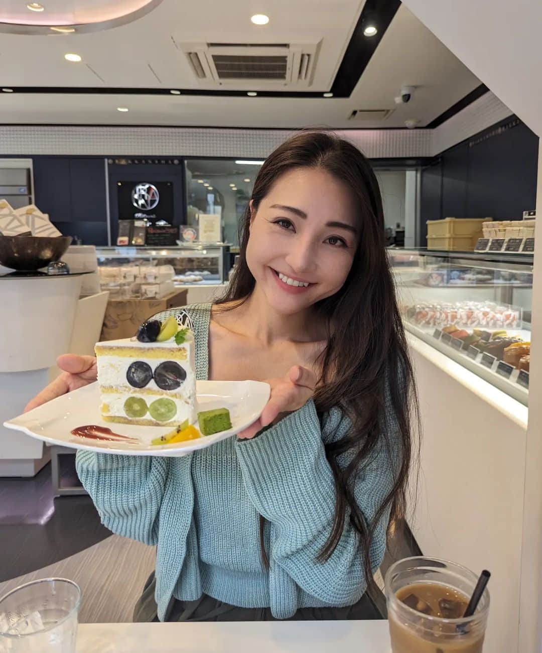 Hiromi Tomiiさんのインスタグラム写真 - (Hiromi TomiiInstagram)「ケーキ🍰 @rakkansha150901  最高級ナガノパープルとシャインマスカットを贅沢に使用した「PREMIUM葡萄ショート」 今旬なフルーツを使ってて めっちゃ美味しかったー♥♥ . バターサンドは抹茶味とプレーン♥ めっちゃ美味しかったー◎◎  . . #パティスリー洛甘舎 #PR #京都スイーツ #京都スイーツ巡り #京都ケーキ #京都お土産 #京都駅グルメ #京都甘味」9月15日 19時17分 - hiromi.tomii
