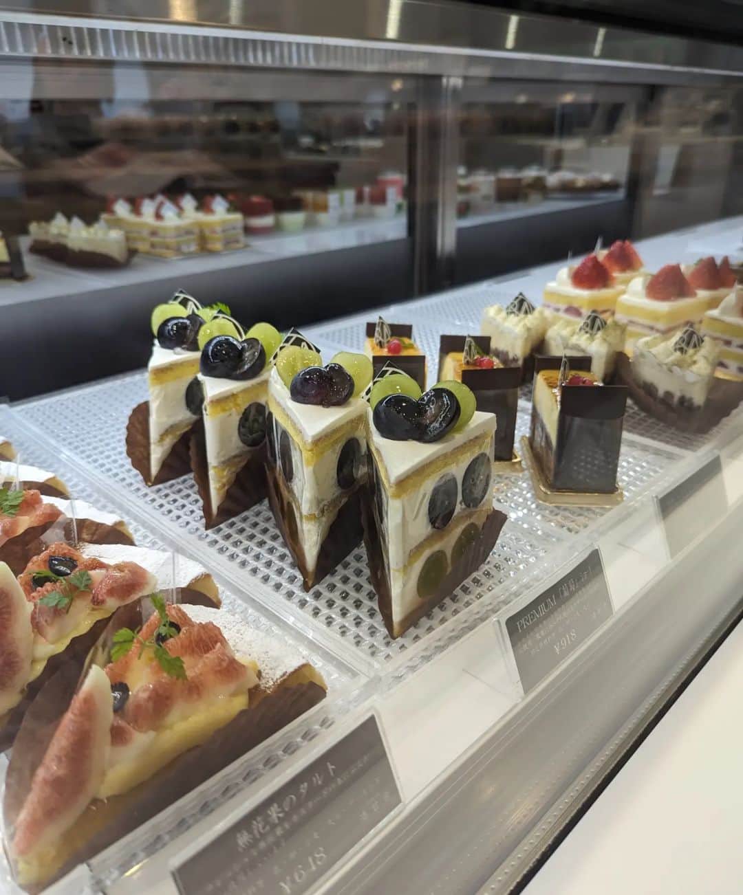 Hiromi Tomiiさんのインスタグラム写真 - (Hiromi TomiiInstagram)「ケーキ🍰 @rakkansha150901  最高級ナガノパープルとシャインマスカットを贅沢に使用した「PREMIUM葡萄ショート」 今旬なフルーツを使ってて めっちゃ美味しかったー♥♥ . バターサンドは抹茶味とプレーン♥ めっちゃ美味しかったー◎◎  . . #パティスリー洛甘舎 #PR #京都スイーツ #京都スイーツ巡り #京都ケーキ #京都お土産 #京都駅グルメ #京都甘味」9月15日 19時17分 - hiromi.tomii