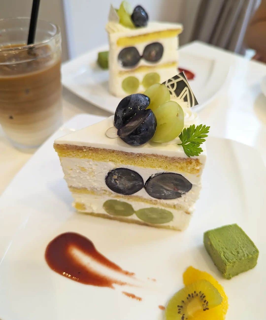 Hiromi Tomiiさんのインスタグラム写真 - (Hiromi TomiiInstagram)「ケーキ🍰 @rakkansha150901  最高級ナガノパープルとシャインマスカットを贅沢に使用した「PREMIUM葡萄ショート」 今旬なフルーツを使ってて めっちゃ美味しかったー♥♥ . バターサンドは抹茶味とプレーン♥ めっちゃ美味しかったー◎◎  . . #パティスリー洛甘舎 #PR #京都スイーツ #京都スイーツ巡り #京都ケーキ #京都お土産 #京都駅グルメ #京都甘味」9月15日 19時17分 - hiromi.tomii