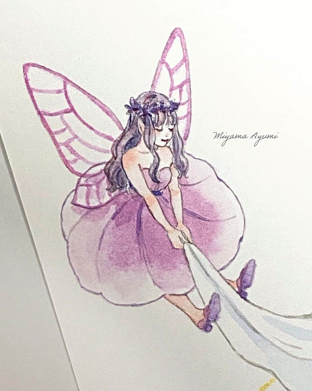 miya(ミヤマアユミ)さんのインスタグラム写真 - (miya(ミヤマアユミ)Instagram)「妖精が仕立てたお洋服🧚 フェリシモ「魔法部」さんとコラボの原画です。  とても小さいのですが妖精もお気に入り🧚‍♀️  メイキングを載せようと思ったらあまり写真が残っていなかったのですが、途中経過も載せています。  @mahoubu_official   #felissimo #花 #flower #flowers #百合 #artwork #watercolor #水彩 #透明水彩 #art #illust #illustration #draw #illustrator #イラスト #イラストレーター #手描き #アナログ #アナログイラスト #ガールズイラスト #miyamaayumi #ファッション #fashion #ファッションイラスト #ファッションコーデ #ブラウス #ブラウスコーデ #ピスタチオ #ピスタチオカラー」9月15日 19時17分 - miya78pic