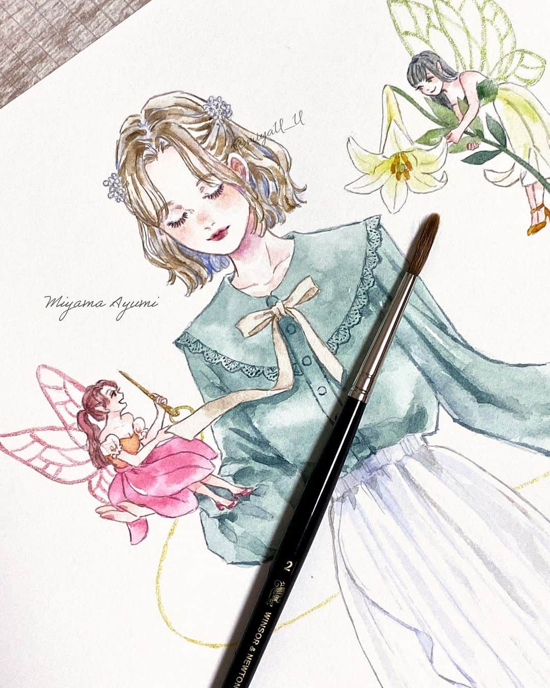 miya(ミヤマアユミ)のインスタグラム：「妖精が仕立てたお洋服🧚 フェリシモ「魔法部」さんとコラボの原画です。  とても小さいのですが妖精もお気に入り🧚‍♀️  メイキングを載せようと思ったらあまり写真が残っていなかったのですが、途中経過も載せています。  @mahoubu_official   #felissimo #花 #flower #flowers #百合 #artwork #watercolor #水彩 #透明水彩 #art #illust #illustration #draw #illustrator #イラスト #イラストレーター #手描き #アナログ #アナログイラスト #ガールズイラスト #miyamaayumi #ファッション #fashion #ファッションイラスト #ファッションコーデ #ブラウス #ブラウスコーデ #ピスタチオ #ピスタチオカラー」