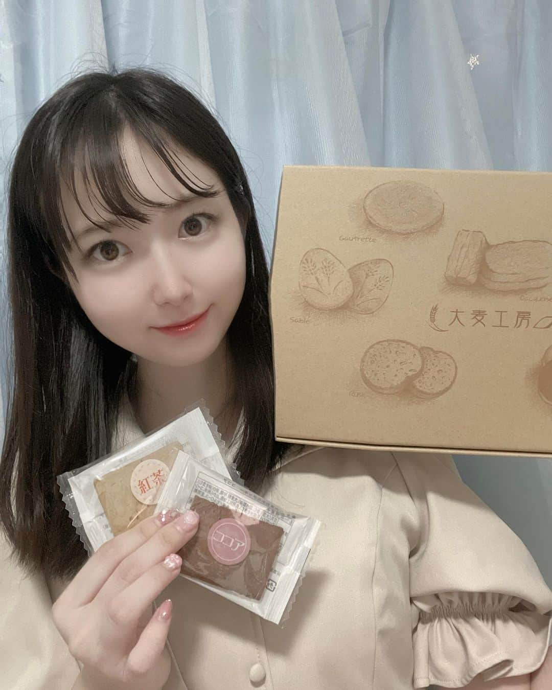 大崎菜々子のインスタグラム：「・ 麦とおからで作った！ わけあり大麦おからクッキー いただきました🍪  小麦を使わずに大麦とおからで作ったクッキー✨ グルテンフリーなので小麦アレルギーでも食べられます🍀*゜  3枚で、1日に不足している5000㎎の食物繊維（レタス2個分）を摂ることが出来るみたい！ おからパウダーは、水分と一緒に摂ると3倍に膨らむので満腹感があってダイエットにもおすすめ😌  わけあり商品のため割れや欠けはありますが、お味は正規品と変わらないので超お得です✨  食べたらお通じもよくなったのでめっちゃよかったです☺️  PR @oomugi_roa #おおむぎ工房 #大麦工房ロア #おからクッキー #おからスイーツ #小麦不使用 #大麦 #食物繊維たっぷり #腸活ダイエット」