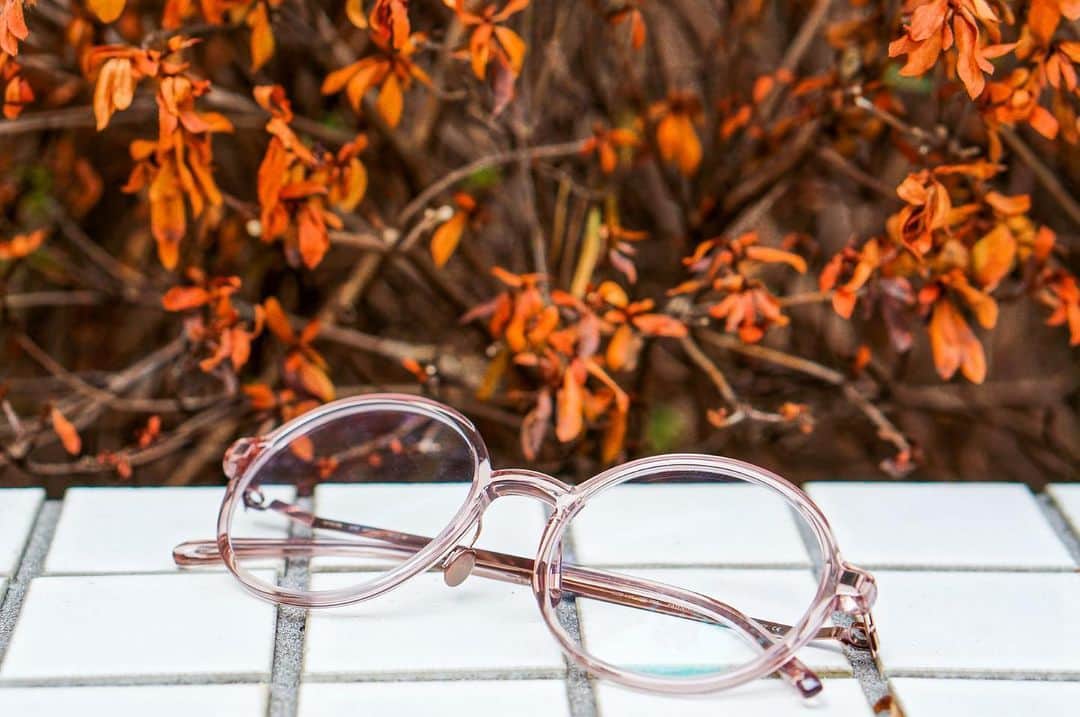 MYKITA SHOP TOKYOのインスタグラム：「【KEOMA Melrose/Purple Bronze】  やや大ぶりなラウンドシェイプのKEOMA、テンプルはステンレス仕様となっており、やぼったくならずスタイリッシュな印象を与えます。  鮮やかなローズカラーのアセテートと、ブロンズカラーのステンレスの組み合わせは他にはないMYKITAらしいカラーリングとなっております。  他にも様々なタイプのラウンドモデルを取り揃えております、是非店頭にてお試し下さいませ。  KEOMA Melrose/Purple Bronze  KEOMA has a slightly large round shape, and the temples are made of stainless steel, giving it a stylish impression without being too bulky.  The combination of bright rose acetate and bronze-colored stainless steel is a unique MYKITA coloring.  We also have a variety of other round models available, please try them out at our stores.  #mykita #mykitaacetate #eyewear #eyewearfashion #マイキータ #メガネ」