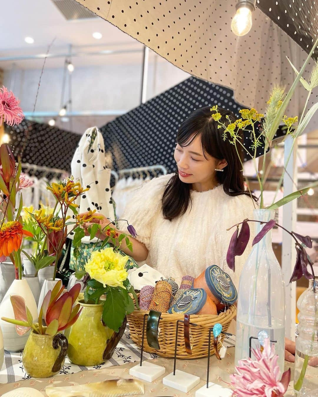 上野仁美のインスタグラム：「. ⁡ 丸の内はサスティナブルな街でした🌳✨ ⁡ 丸の内仲通りの13店舗のショップでサスティナブルをテーマにしたイベント【LIVE STOCK MARKET】が開催中とのことで、伺いました💞 アパレルブランドの経年在庫が、ファッションのプロの手によって、新しく生まれ変わる✨という世界的に注目されているイベント🌏 ⁡ ESTNATION,IENA,Whim Gazetteなど、人気ブランドが参加していました👏 ⁡ ⁡ 『パリのマルシェ』を再現されているエディフィス イエナにまず伺ったのですが、とっても可愛くて、一点物なのかな？ブローチが可愛くて、また改めて見にいくつもりです😆 ⁡ こちらのイベントは9/18(月)までです🌳  @marunouchi_com  ⁡ ⁡ ⁡ #pr #ライブストックマーケット丸の内 #ライブストックマーケット #marunouchi #丸の内 #livestockmarket #edifice #whimgazette #iena  ⁡」