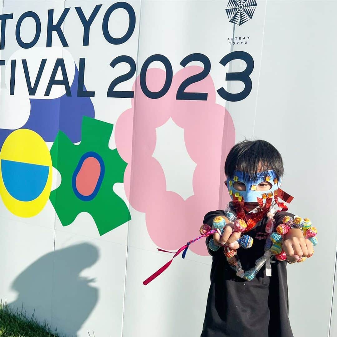 筧沙奈恵さんのインスタグラム写真 - (筧沙奈恵Instagram)「芸術の秋🍁 ・ 臨海副都心エリアで行われている『ARTBAY TOKYO アートフェスティバル2023』@artbaytokyo を家族で一足早く体験してきました！ ・ ARやVRを体験しながらさまざまな箇所を回ることができます😌 ・ XRアプリ「STYLY」 @styly.global でQRコードを読み込むと、街に突然大きなボールが現れたり、アートが浮き出てきたり‼️子供たちも興味津々でした😍（最後の1枚に動画を載せてます✨） ・ その他にも、動くベンチに座ったり、子供向けのワークショップにも参加！ ・ 子供たちはワークショップが特に楽しかったよう！仮面を絵の具で塗った後に、テレビ朝日の美術セットの廃材を使ってデコレーションします🎨他にはチュッパチャプスでネックレスやブローチなどを作るワークショップもありました🍭 ・ 夢の広場には美術セットの廃材を使った大きなシアターステージやチュッパチャップスがデコレーションされたドレスなども飾られていて、とても華やかでした✨ ・ さまざまな形でアートに触れることができて、大人も子供も大満足🩷 ・ アートフェスティバルの開催期間は本日～24日(日）です！ご家族とのお出かけやデートで訪れるのに、とてもおすすめです♡ ・ #PR #artbayfes2023 #artbayfes2023フォト  #子連れお出かけ　#芸術の秋　#子連れ　#子連れスポット  #臨海副都心　#アートフェスティバル」9月15日 19時19分 - sanaekakei