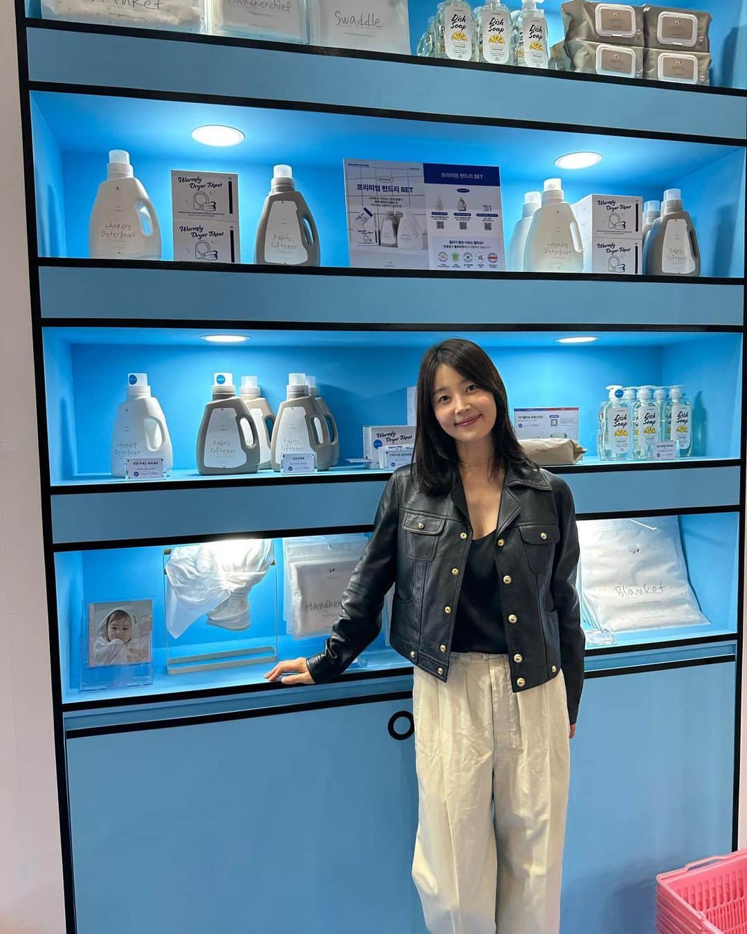 ハン・ジヘのインスタグラム：「웜리! 웜리! 웜리! @warmly_official  코엑스에서 하고있는 베이비페어에 다녀왔어요! 저는 오늘 웜리&베이비브레짜 부스에 스윽 다녀왔는데요~  육아엔 없어서 안될 필수품들이!!! 잘 준비되있더라구요^^ 이번주 일요일까지 A구역에서 한다고 하니 꼭꼭꼭 많은 관심 부탁드립니다 👶🏻❤️ #광고 @babybrezza_korea   #육아필수품 #베이비브레짜 #자동분유제조기 #이유식마스터기 #스팀건조젖병소독기 👍🏻  #웜리로션 #웜리썬크림 #웜리올인원워시 #유아세탁세제 #유아주방세제 #아기물티슈  #육아엔_웜리🫶🏻」