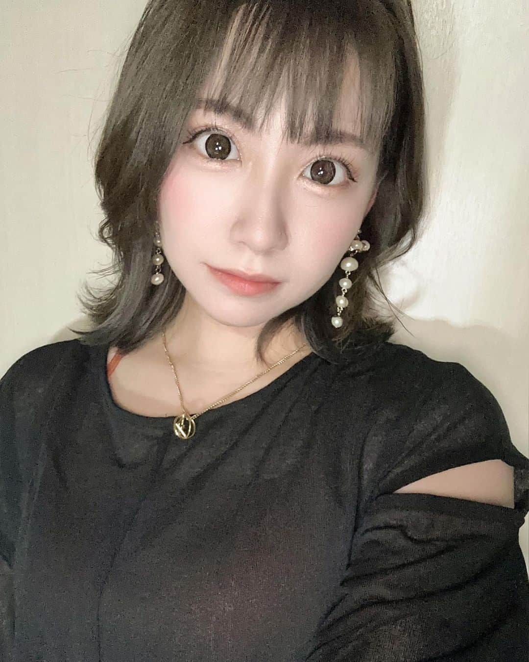 なつきのインスタグラム：「. 周年2日目よろしくお願いします🙏 . 久々に全頭ブリーチしてすけすけカラー入れてもらったから色落ち楽しみすぎ！！！ 束の間の暗め清楚期間🫶 . #シティーグループ #ニュークラ #ベルベ #鈴鐘 #クラブベルべ #クラブ鈴鐘 #ホステス #キャバ嬢 #すすきのキャバクラ #すすきのホステス #ショートカット女子 #酒好き」