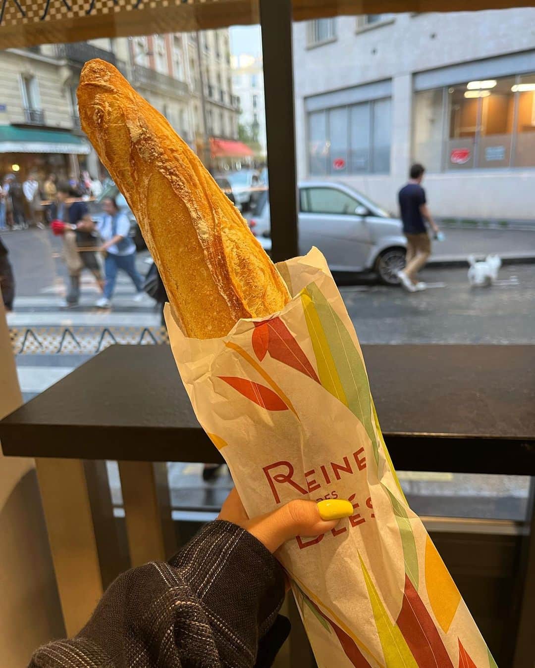 のインスタグラム：「Bye Paris 🥖」
