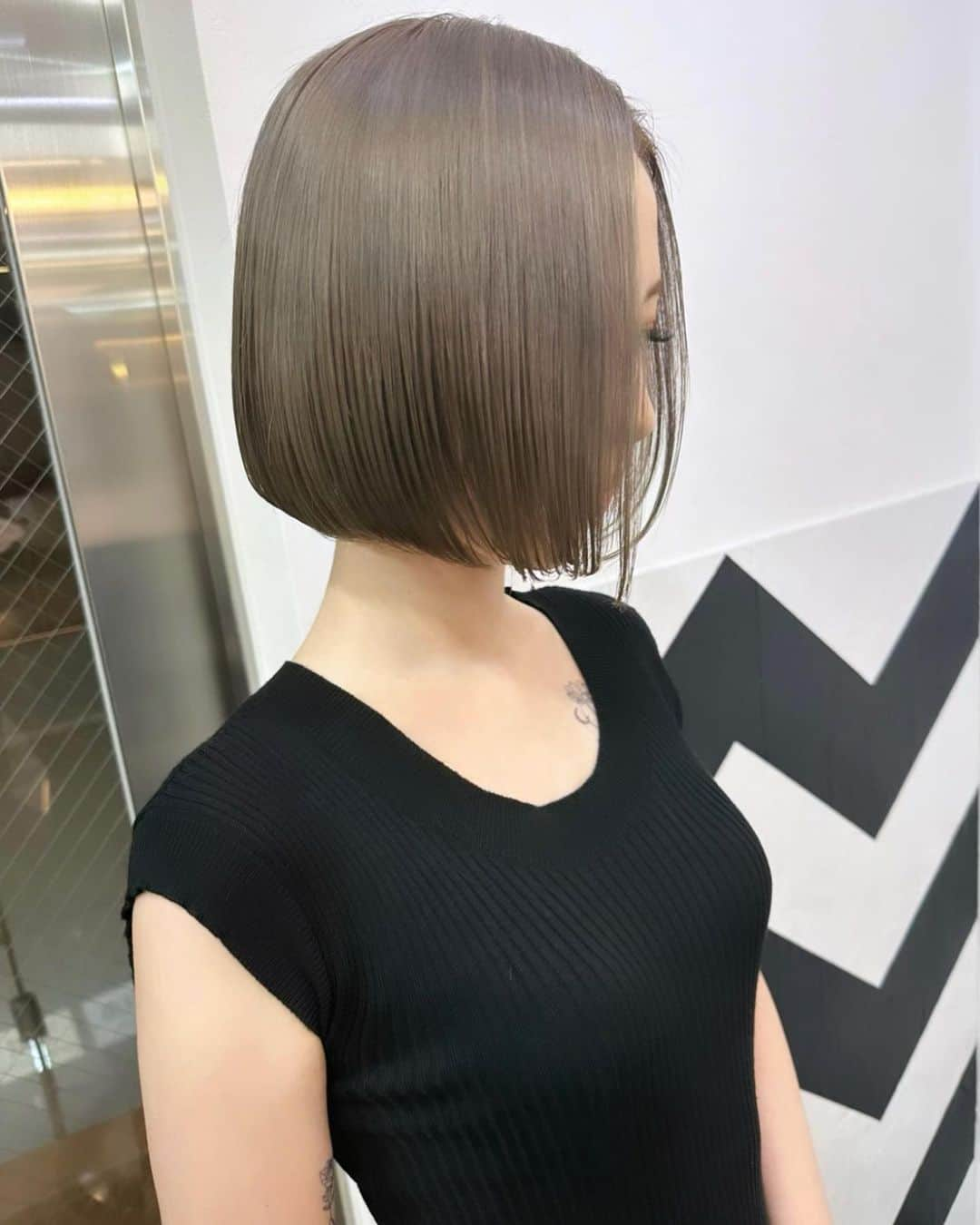 彩田真鈴のインスタグラム：「更に短くしました💇‍♀️ ボブにするとちょっと伸びたら気になる👀  #タトゥーシールです」