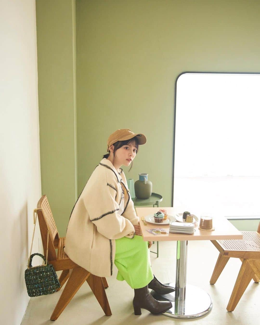 齊藤なぎさのインスタグラム：「☕️🍩 ⁡ LOWRYSFARM ブランドブック お洋服、本当に可愛かった〜〜☺️ ⁡ あまり普段挑戦しないお洋服を着られて 新鮮で嬉しかったです！ ⁡ オフショット✊🏻  #lowrysfarm」