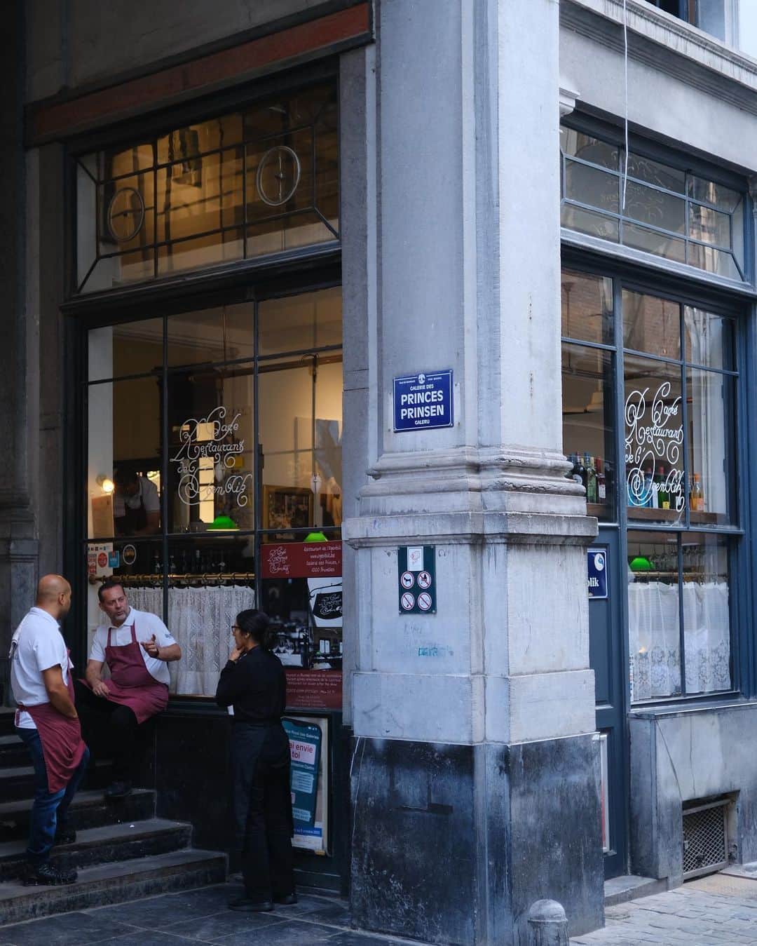 佐藤香菜さんのインスタグラム写真 - (佐藤香菜Instagram)「いつものパリからお隣ベルギーの ブリュッセルは近いのに滞在したのは今回が初めて。 今回は時間もないし入らなかったけどこちらのレストラン、次はここを目的にブリュッセル行こう💡 なによりフォントのセンスからもう好き..」9月15日 19時32分 - kana__sato622