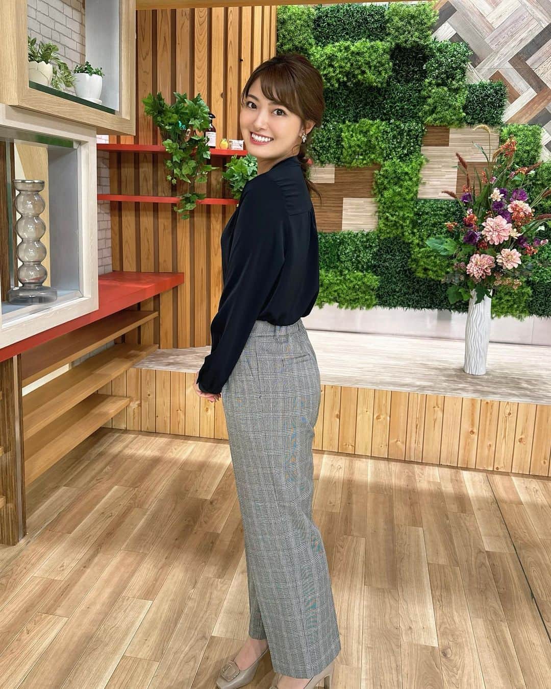 遠野愛のインスタグラム：「2023.09.15 今週もお疲れさまでした👏 衣装は完全に秋服に！ 日中は暑いけど、会社から帰る時すっかり外が暗くなっていて秋の訪れを感じました🍂  明日から3連休！（だそうですね笑） めんたいワイドは変わらず月曜日も放送があるので 外出予定がない方は是非ご覧ください〜♡ ラグビーW杯情報のフランスからの中継もある予定です🏉  #福岡 #秋 #アナウンサー #衣装」