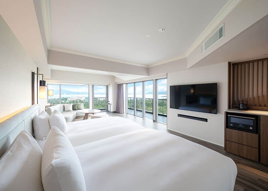 Okinawa Marriott Resort & Spa 【公式】さんのインスタグラム写真 - (Okinawa Marriott Resort & Spa 【公式】Instagram)「全288室の客室をリニューアル！ やんばる旅の拠点に。  クラブラウンジや ガーデンプールとクラブルーム続いて、 スーペリアルームなど全288室を一新します。  全客室にはデイベッドとテーブルを備えた インナーテラスなどを設置し、 5名まで宿泊できる広い客室も登場。  一面の窓から オーシャンビューを満喫できます。 さらにレストランには新メニューが加わり、 より充実したラインナップに。  ご予約は9月12日から、ご宿泊は12月23日から、 順次お受けいたします。  新しく生まれ変わった当ホテルを、 ぜひお楽しみください！  詳しくは、  @okinawa.oriental.hotel プロフィールから ウェブサイトをご確認ください。  Renovation project for 288 rooms providing an even better base for traveling in Yambaru!  Following the renovation of the Club Rooms, Club Lounge, and the Garden Pool, the remaining 288 rooms will be completely renovated. They all have an inner terrace with a daybed and a table so that guests can enjoy the ocean view from the floor to ceiling windows. In addition, our buffet restaurant has added items to the breakfast menu making it even more sumptuous.  Rooms will be ready for occupancy from December 23, 2023 and reservations are available from September 12th.  #沖縄プール付きホテル #やんばるの宿  #沖縄リゾートホテル新しい #ホテルリニューアル #沖縄 #okinawa #やんばる #yanbaru  #沖縄旅行 #okinawatrip #沖縄観光 #名護  #沖縄大好き #家族旅 #女子旅  #女子旅行 #夫婦旅行 #記念日旅行  #沖縄ホテル #リゾートホテル  #オリエンタルホテル沖縄 #orientalhotelokinawa  #オリエンタルホテル #orientalhotel #ikyu_travel #funnightatresort」9月15日 19時25分 - okinawa.oriental.hotel