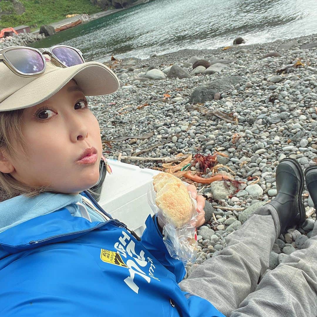 のインスタグラム：「今日は羅臼から船で渡してもらってカラフトマス釣りに行ってきました🎣✨️ 釣果は…😑 完全に場所(釣座)命の釣りなんだと認識… そして“釣る”というより“引っ掛ける”要素の強い釣りなのかな？数年前にカラフトマスを釣った時とは状況も環境も違うかったけど、何よりキタキツネや小熊に遭遇出来たことはめっちゃ嬉しかった🥹✨️ キタキツネはただただ可愛くて、生クマは初めてお目にかかれたから大興奮でした😆✨️ ・ ・ ・ 釣りは午前4時に出船して9時過ぎには帰着してるというスタイル。 そこから網走に帰るまでの道で、少し寄り道を😊✨️ ほぼほぼ去年も行ったコースだけど、 最高のロケーションだった相泊温泉は昆布だらけに…w 知床の道の駅では去年食べた同じメニュー(鮭イクラ丼)を😋 サーモン化学館では、去年出来なかったチョウザメ指パク体験を実体験🤣１回できたら余裕でできるようになった🤣🤣 ・ ・ ・ さて！明日は鮭釣り実釣とブルーマリンさんでの店舗イベントの2本仕立て！！ 北海道の皆さんにお会い出来るのを楽しみにしてます😘 ・ ・ ・ ・ 【ブルーマリン】 〒092-0068 北海道網走郡美幌町三橋2丁目10-6 TEL / 0152-73-3545 営業時間 / 9:00-19:00  https://blue-marlin.co.jp ・ ・ ・  #北海道  #北海道旅行  #女満別  #ブルーマリン  #釣り  #北海道鮭釣り  #鮭釣り  #カラフトマス釣り  #beat」