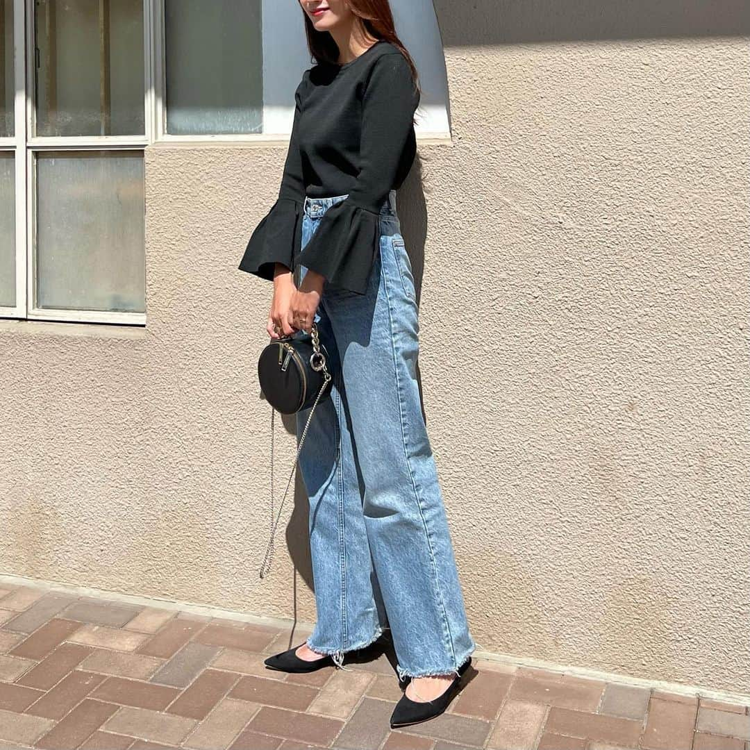 Nagiのインスタグラム：「袖が可愛いtops  @kobe_lettuce の  デニムあわせ☺️  tops. #kobelettuce  bottom. #zara  #code#fashion#コーデ#ファッション#秋コーデ#秋服#プチプラコーデ#プチプラ#神戸レタス」