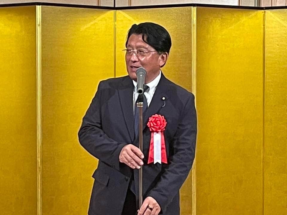 のインスタグラム：「四国税理士政治連盟香川県支部第27回定期大会懇親会で挨拶させていただきました。インボイス制度、電子帳簿保存法、AIの利活用、デジタル化の遅れと必要性等について、私の考え方を紹介させていただきました。現場を知る税理士の先生方とはこれからもコミュニケーションを深めながら次の時代を見据えて政策を推進してまいります。ありがとうございました。#平井卓也」