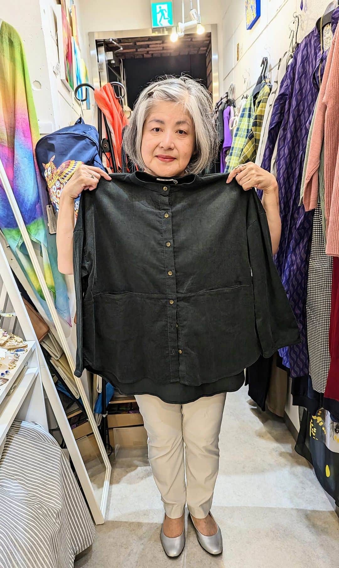 平井富子のインスタグラム：「渋谷から友達のサナエちゃんがご来店。  お母様が能に縁があったので、親子３代で能を習っていたとか、、ステキ〜 今も、舞台を時々見に行くらしい〜  上着にもなるコージュロイのトップスを気に入って頂きました。オシャレ〜  また、遊びに来て下さい〜」