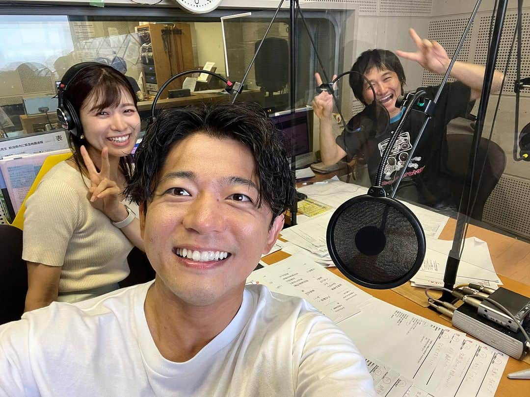 工藤淳之介のインスタグラム：「今日午前9時過ぎの様子。お聴き逃しの方はタイムフリーで。  不思議なことにお席、まだまだ間に合うそうです！笑 なんてこった！！笑 明日、新発田でお会いしましょう😆✨  #新発田市 #新発田イベント #bsnラジオ #金曜天国 #金天 #高橋なんぐ さん #トークライブ #お笑い芸人 #9月16日 #bsn #アナウンサー #乱入 #泣き落とし #助けてください #工藤淳之介」