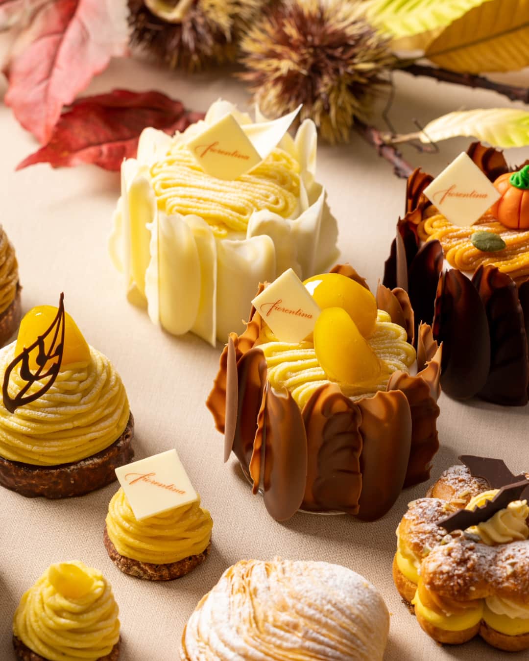 のインスタグラム：「美食の秋🍁 芋・栗・かぼちゃをつかった秋のスイーツが今年も大豊作です✨  秋限定のモンブランでは、新作の「キャラメルマロン」と「スイートポテト」の2種類 を含む合計5種類がラインナップ。  また、5種類全部お試しになりたい方にぴったりの、ひと口サイズのミニモンブランの詰め合わせもご用意しています。  フィオ レンティーナ ペストリーブティック にて販売中。 食材の入荷状況に合わせて順次販売いたします。  詳しくはこちら▶︎ @grandhyatttokyo → LINK  #グランドハイアット東京 #grandhyatttokyo #grandhyatt #hyatt #worldofhyatt #tokyo #roppongihills #秋のスイーツ #モンブラン #ホテルスイーツ」