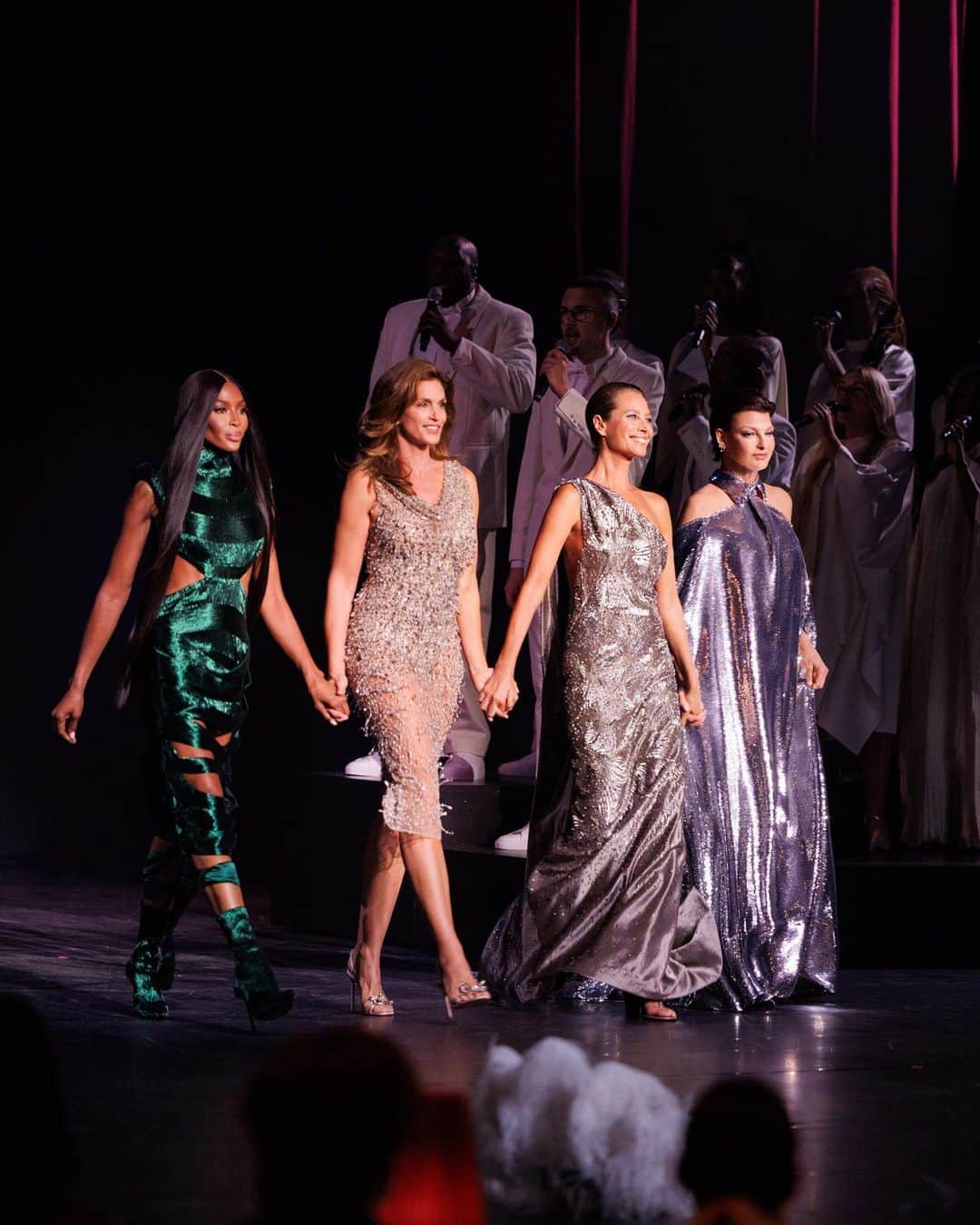 Vogue Españaのインスタグラム：「Del desfile de @cindycrawford, @naomi, @lindaevangelista y @cturlington a la aparición estelar de las modelos del momento: en el link de la bio te contamos todo lo que (quizá) te perdiste de #VogueWorld 2023✨」