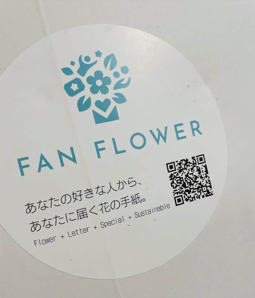 ノーマさんのインスタグラム写真 - (ノーマInstagram)「Fan Flower × NOMA、第一弾🏵 我が家にも花束が届きました✨  SNSで参加して頂いたメンバーからの感想も目にしてとっても嬉しかった😊🫶🏻🫶🏻🫶🏻  花束と共に電子メッセージで、アロマテラピーやフィトテラピー等、季節の植物知識を添えとります（オリジナルアートワークに載せて）🌱  ロスフラワーの解消を通して植物の力を暮らしに取り入れて行く豊かさが楽しく広がってくれたら嬉しかなぁ♾  来月もどんなお届けを準備できるか楽しみ！  https://fanflower.jp/item/  #fanflower  #ロスフラワー」9月15日 19時32分 - noma77777