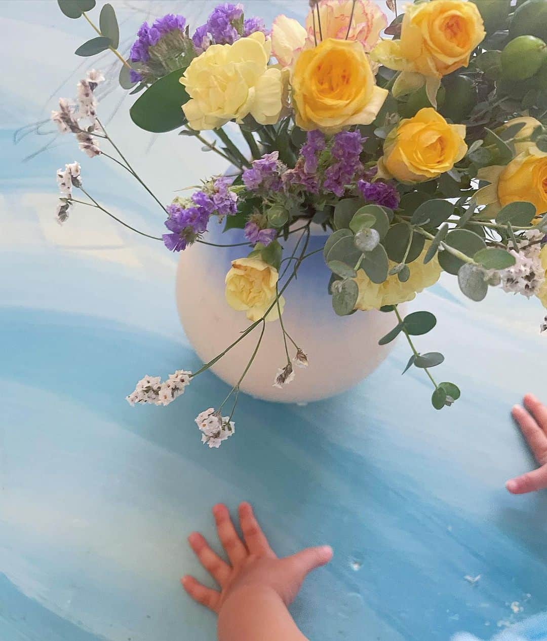 ノーマのインスタグラム：「Fan Flower × NOMA、第一弾🏵 我が家にも花束が届きました✨  SNSで参加して頂いたメンバーからの感想も目にしてとっても嬉しかった😊🫶🏻🫶🏻🫶🏻  花束と共に電子メッセージで、アロマテラピーやフィトテラピー等、季節の植物知識を添えとります（オリジナルアートワークに載せて）🌱  ロスフラワーの解消を通して植物の力を暮らしに取り入れて行く豊かさが楽しく広がってくれたら嬉しかなぁ♾  来月もどんなお届けを準備できるか楽しみ！  https://fanflower.jp/item/  #fanflower  #ロスフラワー」
