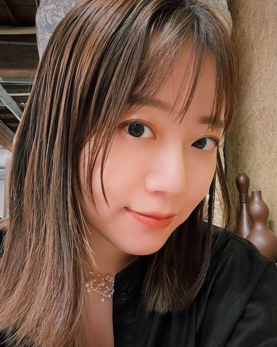 のインスタグラム：「髪の毛いい感じ💇‍♀️  大阪・京都1人旅に行ってきました〜ーー 近々写真動画投稿するね、、、  もともと1人でどこかお出掛けするのは何の抵抗もなくてむしろ好きなんだけど、今回は始めての遠出でした。 どんなものかなって思ってたんだけど…終わってみたら凄く楽しくて頭がすっきりして、いい時間でした。。。  向こうは国民性が東京と全然違くて、でも日本人だから同じなんだけど、優しい人にたくさん出会えた気がする。  面白い人もいたし、物凄く新鮮だったなぁ〜〜  今はまだ報告できないけど、嬉しいこともあって、これからきっともっと楽しくなるのかなって思うし、それも全て自分次第なんだなとも感じます。  何するにも"自分の気持ち"が1番大事！！！！ 悲しいことがあってもそれを悲しくなくするのは自分だし、嬉しいことは自分次第で、どこまででも嬉しくなる。  そうやって毎日過ごして行けたらいいな🤗  #路上Live #路上スナップ  #路上シンガー #路上singer #映画主題歌 #歌 #歌カバー #歌カバー動画 #歌ってみた #歌好きな人と繋がりたい  #シンガー #シンガーソングライター #シンガーソングライターと繋がりたい  #イヤフォン #和佳奈 #アカペラ #acappella #弾き語り #弾き語り女子  #弾き語り動画  #弾き語りさんと繋がりたい」