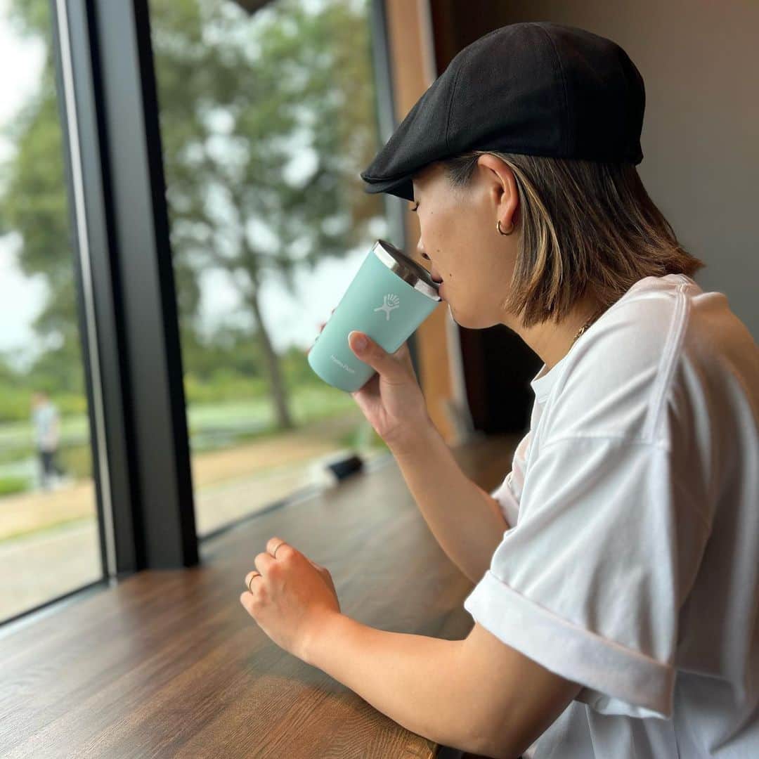 冨田せなのインスタグラム：「@hydroflask.jp  ホットコーヒーが美味しい時期になってきたかな☕️たまにはゆっくり考える時間も:) #hydroflask」