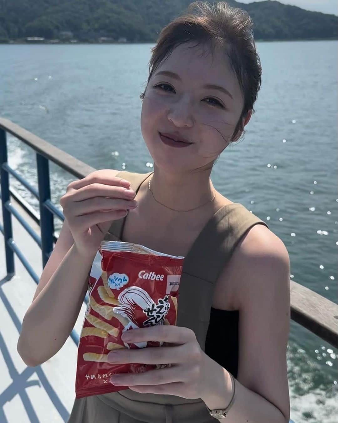 和田まあやさんのインスタグラム写真 - (和田まあやInstagram)「🍵 以前お仕事させていただいた北近畿での写真です📷 酒蔵や観光地福知山を起点として出発するバスツアー箇所を訪れました😊 街並みが最高すぎてほんとにほんとにまた行きたい！！ たくさん写真撮ったのでまた更新させて😘  2枚目はカモメのご飯えびせんを自分で食べちゃいました😹おいしかった😋 3枚目は股のぞき台といって、みんなあの格好で写真撮ってました！そうすることで海が空のように見えて天橋立が天にかかる橋のように見えるらしい✨とても綺麗でした😍 #WESTER#北近畿#天橋立#酒蔵めぐり#バスツアー https://va.apollon.nta.co.jp/tango_sakagura/」9月15日 19時34分 - wada_maaya_official