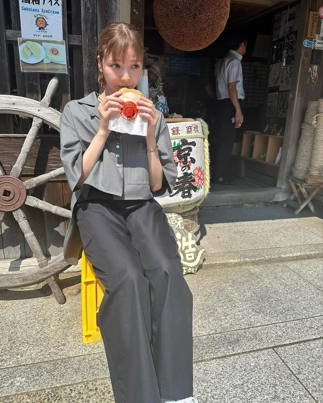 和田まあやのインスタグラム：「🍵 以前お仕事させていただいた北近畿での写真です📷 酒蔵や観光地福知山を起点として出発するバスツアー箇所を訪れました😊 街並みが最高すぎてほんとにほんとにまた行きたい！！ たくさん写真撮ったのでまた更新させて😘  2枚目はカモメのご飯えびせんを自分で食べちゃいました😹おいしかった😋 3枚目は股のぞき台といって、みんなあの格好で写真撮ってました！そうすることで海が空のように見えて天橋立が天にかかる橋のように見えるらしい✨とても綺麗でした😍 #WESTER#北近畿#天橋立#酒蔵めぐり#バスツアー https://va.apollon.nta.co.jp/tango_sakagura/」