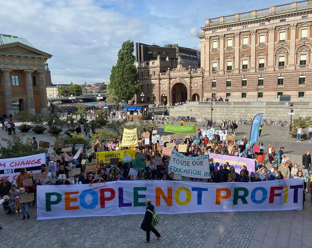 グレタ・トゥーンベリさんのインスタグラム写真 - (グレタ・トゥーンベリInstagram)「Climate strike week 265. Today, we have a global climate strike with people all over the world taking part, demanding that we #EndFossilFuels .   I Stockholm kör vi nästa vecka, samling på Mynttorget kl.12 fredag 22a september. Vi ses där! #climatestrike #fridaysforfuture」9月15日 19時35分 - gretathunberg