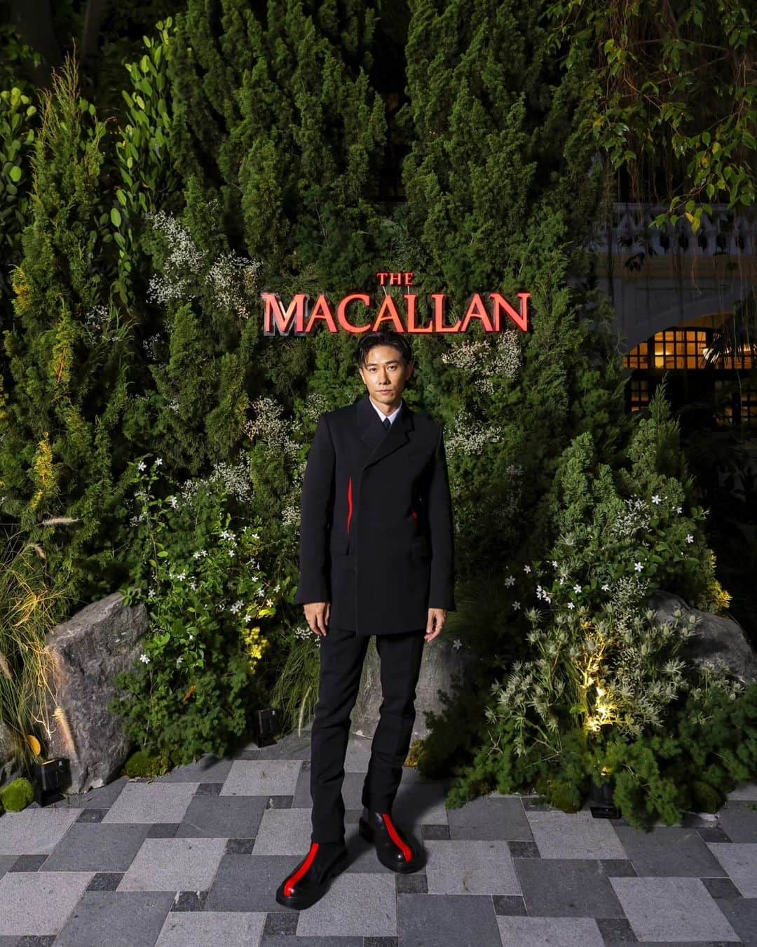 デスモンド・タンのインスタグラム：「Congratulations @the_macallan on the grand opening of The Macallan House in Singapore! We are truly fortunate to be the first in the world to experience this unique immersive boutique journey.  Swing by! Remember, sip with sass and savor with style!  Crafted without compromise. Please savor The Macallan responsibly.  #TheMacallan #TheMacallanHouse  P.S. Swipe to last photo for the most candid snapshot of me and my dearest "hand model"!」
