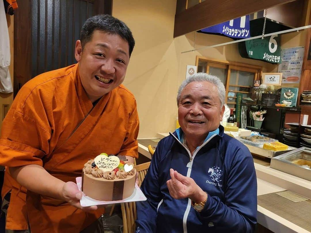 池添謙一さんのインスタグラム写真 - (池添謙一Instagram)「北海道開催の間ずっと函館にいて開催終わっても全然帰ってこんな思ったらマグロ釣っとんたんかい🐟 函館好きすぎるやろ‼︎ もう函館の人やん。  仲良い寿司屋の大将が毎回写メ送ってくるんよ🤳  #池添兼雄 #生存確認 #マグロ」9月15日 19時38分 - kenchan.0723