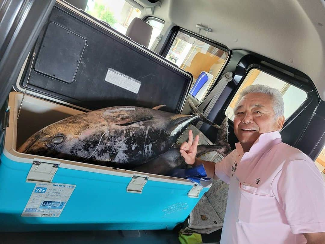 池添謙一さんのインスタグラム写真 - (池添謙一Instagram)「北海道開催の間ずっと函館にいて開催終わっても全然帰ってこんな思ったらマグロ釣っとんたんかい🐟 函館好きすぎるやろ‼︎ もう函館の人やん。  仲良い寿司屋の大将が毎回写メ送ってくるんよ🤳  #池添兼雄 #生存確認 #マグロ」9月15日 19時38分 - kenchan.0723