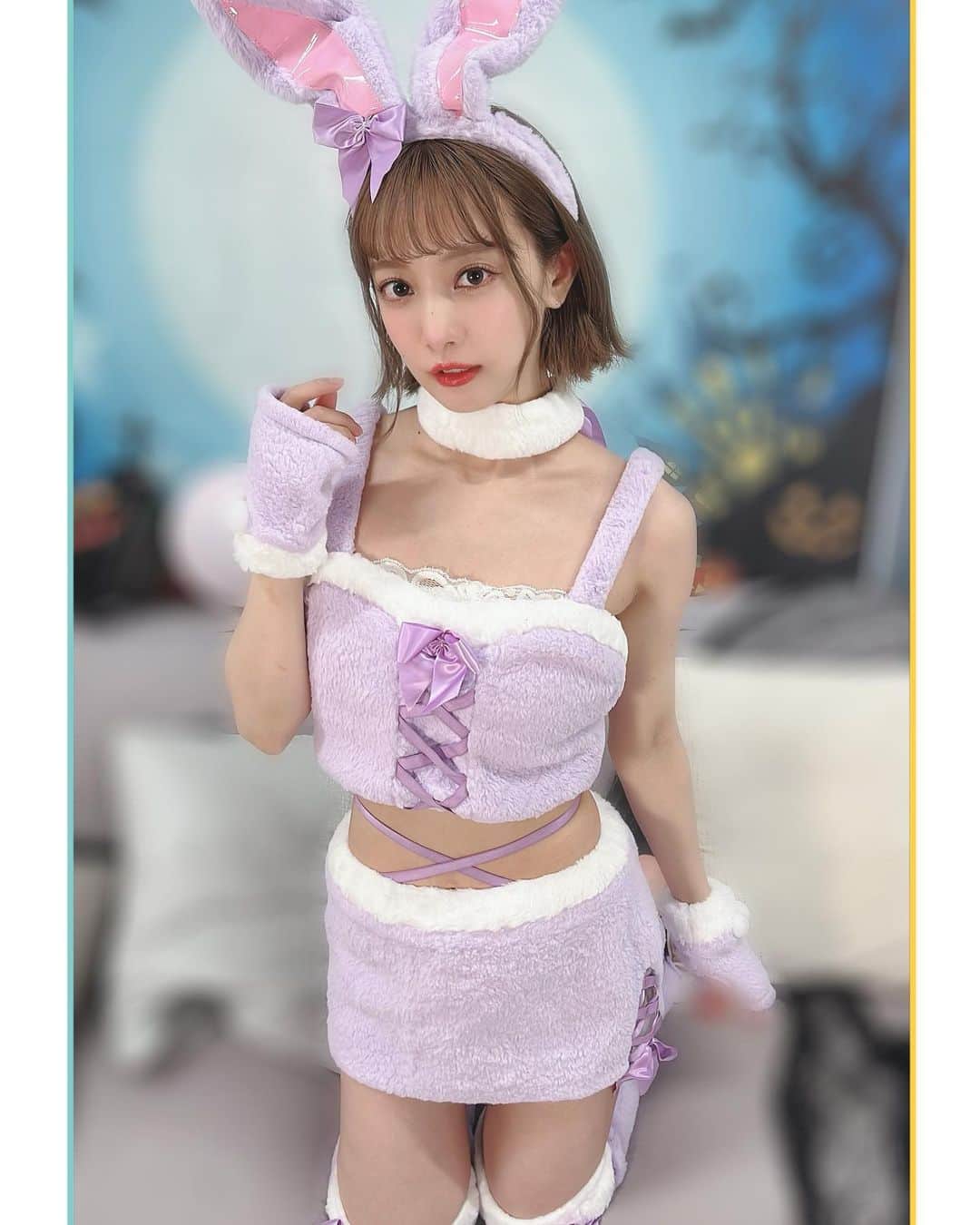 池田ショコラのインスタグラム：「🎃ハロウィン宿題チェキ🎃 販売中です(//∇//)  衣装は5着なので、5枚でコンプリートできます♡ 1枚ずつ、宛名とサインを書いてデコレーションもするよ✍️✨  複数枚購入特典は5枚、10枚、15枚で異なるので詳しくはサイトでチェックしてね✅  ⚠️販売は16日の23:59までなので、お早めにっ！お忘れなくっ！！  ハロウィンの日に合わせて来月お手元に届きますヾ(๑╹◡╹)ﾉ"  ストーリーにリンクを貼ったので、そこから詳しい説明が見れます＆購入ができるので飛んでみてね🔗🫡  #チェキ #ハロウィンチェキ」