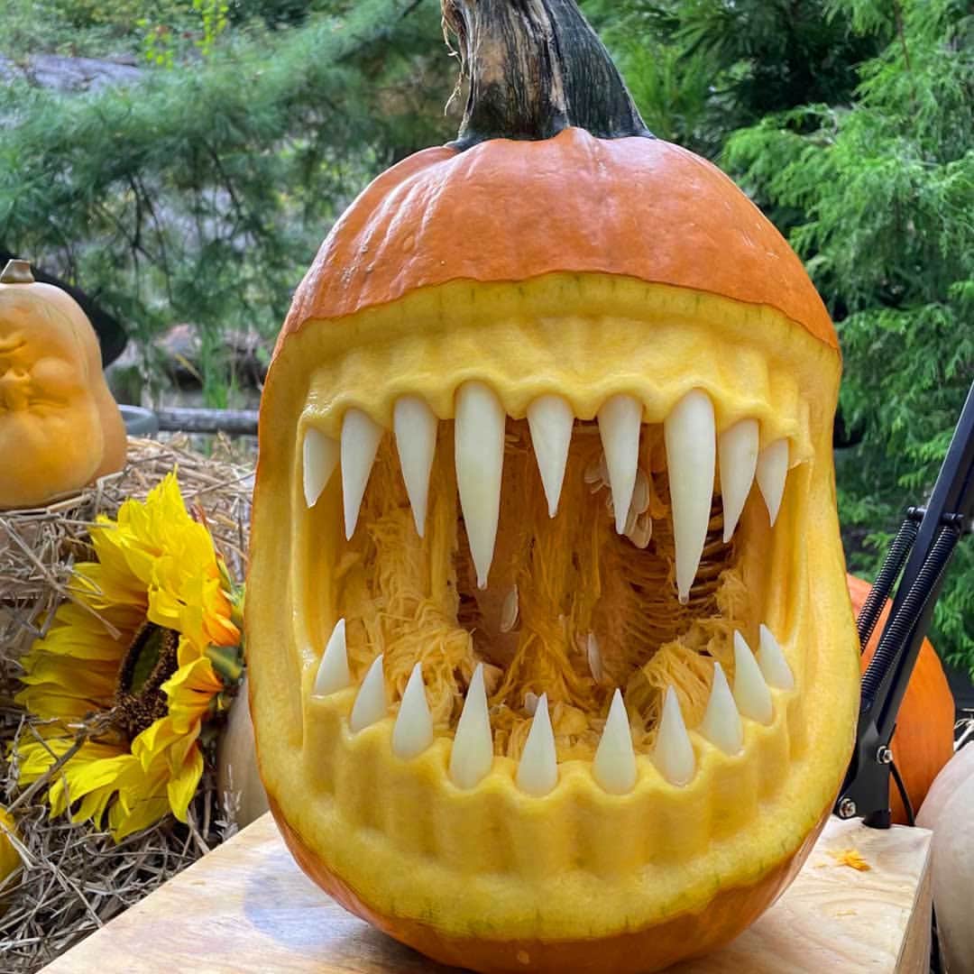 ニューヨーク植物園のインスタグラム：「Spooky season fanatics, your time is now: Fall-O-Ween comes to NYBG this weekend! 🎃🍁   The Garden is your pumpkin headquarters starting this Saturday, September 16, kicking off with appearances by master pumpkin carver @AdamBierton EVERY weekend from now through the end of October. See him transform pumpkins of all shapes and sizes into frightening and fantastical beasts just like these as he works his way up to carving one of the GIANT pumpkins arriving in late October.   From free mini pumpkins to decorate here and take home; to evening events for kids and families during Spooky Garden Nights; a pumpkin patch to purchase your future jack-o’-lantern; and the arrival of fall foliage on the horizon, there’s plenty for all ages to enjoy this fall at NYBG. Hit the link in our bio to learn more and grab your tickets.   #FallOWeen」