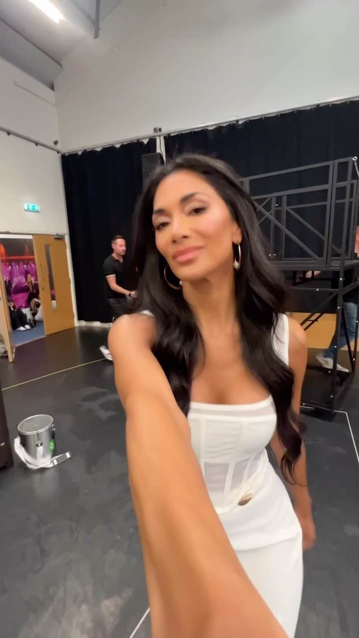 ニコール・シャージンガーのインスタグラム：「Behind the scenes at Schhh 🤫 my new entertainment experience for @pandocruises. It’s going to be sensational! I can’t wait to show you more…」