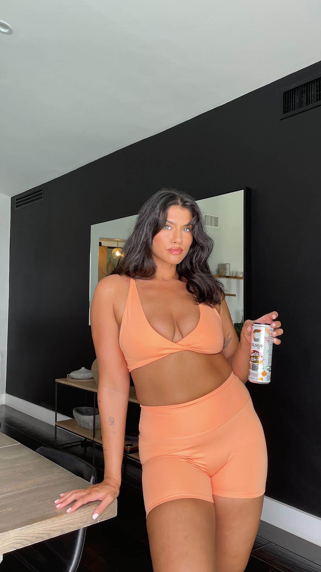La'Tecia Thomasのインスタグラム：「Getting an outdoor workout in with my favorite flavour, @celsiusofficial Fantasy Vibes! 🍊🍦  #CELSIUSBrandPartner #CELSIUSLiveFit」