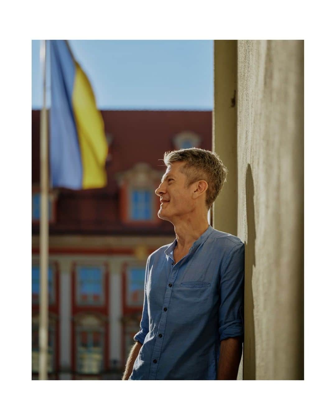 Airbnbのインスタグラム：「Rafał could sense the impact in the weeks after Russia invaded Ukraine on his hometown of Wrocław, Poland. Boxes of donated supplies piled up outside a Ukrainian cultural center in his neighborhood. He heard Ukrainian spoken on the streets.  According to the U.N. Human Rights Council, more than 6 million people fled Ukraine in the six months following the February 2022 invasion. Millions of families arrived in cities all over Europe with just a few suitcases and no idea when they might return home.  In response to the crisis, Airbnb.org put out a call to its nonprofit partners and global community of Hosts: Can you help us offer temporary housing to up to 100,000 people fleeing Ukraine?  Offers of support and donations flooded in. Since then, Airbnb.org has met its commitment by connecting 100,000 people affected by the war with temporary housing.  Some of the 40,000 people who signed up to host refugees, like Rafał, are longtime Airbnb Hosts who offer stays for free or at a discount through Airbnb.org. Others learned about Airbnb.org by searching online for ways to help.  Rafał says the invasion of Ukraine threw everyone he knew in Poland into a state of shock, yet he was amazed by how quickly his friends and neighbors responded to the influx of people fleeing the war.  Within days of the invasion, three families from Ukraine booked monthlong stays, back to back, at the house he lists on Airbnb. Concerned about charging people fleeing a war, Rafał contacted Airbnb customer service, learned that Airbnb.org could subsidize his efforts, and signed up. Rafał continues to list his house through Airbnb.org to welcome guests displaced by crises.  Rafał’s story is just one of thousands. Airbnb.org’s global community has shown us how much difference one person can make.」