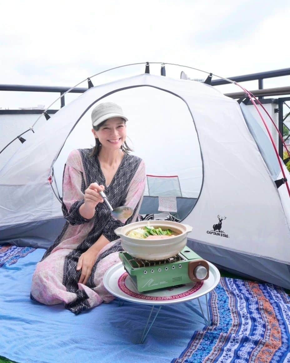 芳美リンのインスタグラム：「もつ鍋の新しい扉を開きました♡ なんと、もつ鍋に、とろろ明太子を入れるんです♡ 大好物のもつに、大好物の明太子！ 両方パンチ👊のある食材なのに、不思議と喧嘩しない！  美味しい〜♡♡♡  明太子、あっという間にスープと混じって、少し寂しく感じていたら、 シメのチーズ雑炊でまた蘇る旨味♡  ぜひお試しあれ！  柚子もつ鍋松葉様のアカウントで、毎月もつ鍋や馬刺しが当たるキャンペーンが行われているので、ぜひチェックしてみて下さい😊   PR @yuzumotunabe_fukuoka_shoyo @motunabe.basasi #柚子もつ鍋松葉 #お取り寄せグルメ #もつ鍋 #ミックスもつ鍋 #明太とろろもつ鍋#ベランピング#おうちキャンプ#captainstag#鹿番長#庭キャン#アウトドア女子」