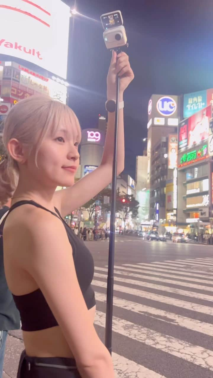 志村美希のインスタグラム：「【insta360 go3】 世界最小アクションカメラ ⁡ 本体のタッチ式スクリーンのおかげで 手元で画角を確認しながら撮影できる🌃 ⁡ 親指サイズで重さ35g 多様な世界をそのサイズで【insta360 go3】 ⁡ 📷 @insta360 @insta360_jp」