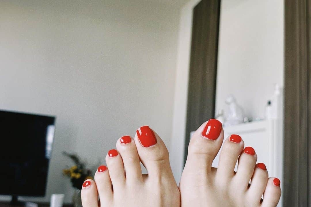 桜井玲香のインスタグラム：「鏡蔦子から離れようって 赤色のネイルしたのに。  黄色の靴下買って帰ってきてた自分に、  なかなかやるじゃん。 って呟いた…  #灰色の乙女  #好きな人が好きな色  #どうもストーカーです」