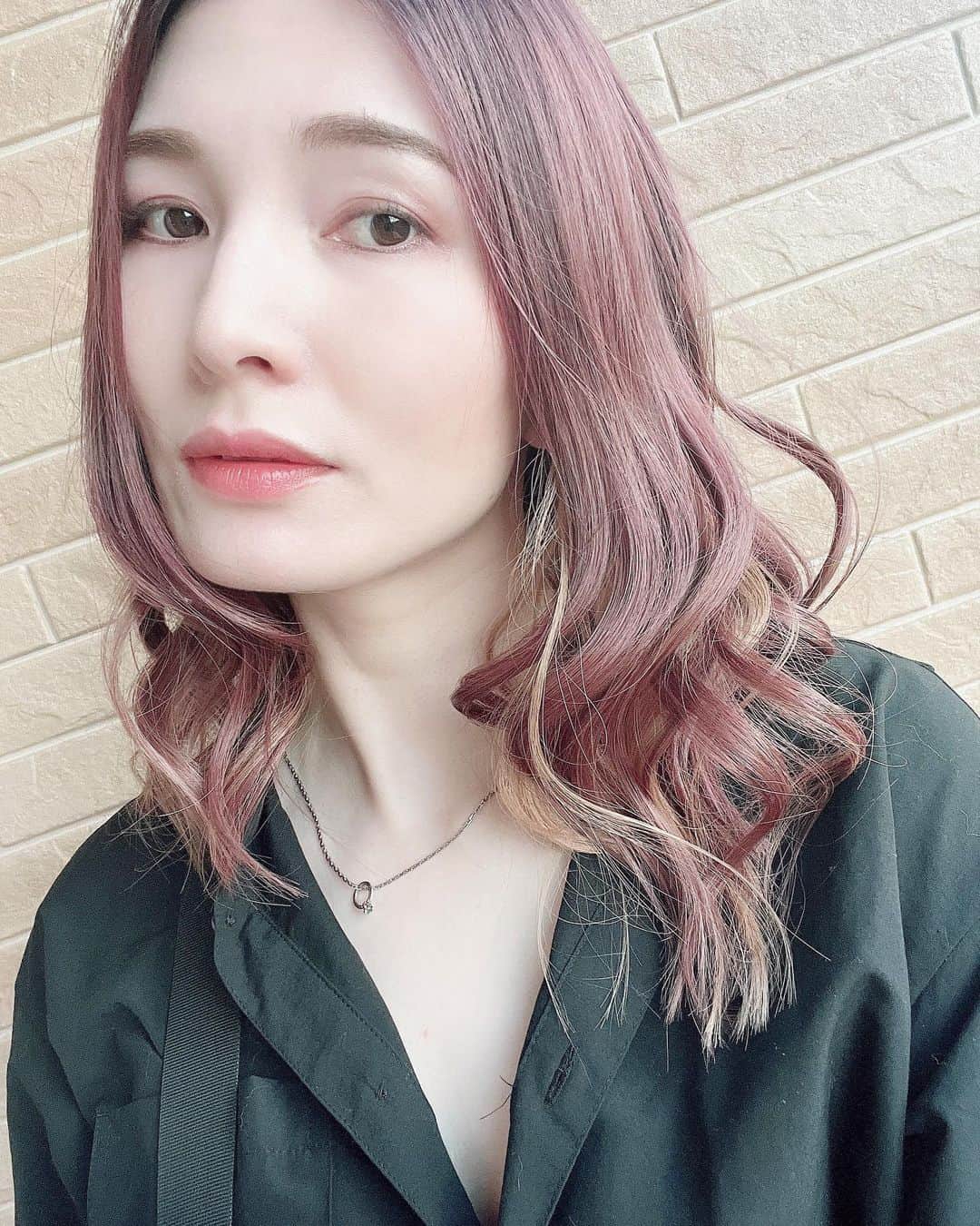 中田有美のインスタグラム：「次は何色にしよっかな〜🤭  この色綺麗やったな🙌🏻✨  #ヘアカラー #インナーカラー #ピンクカラー」