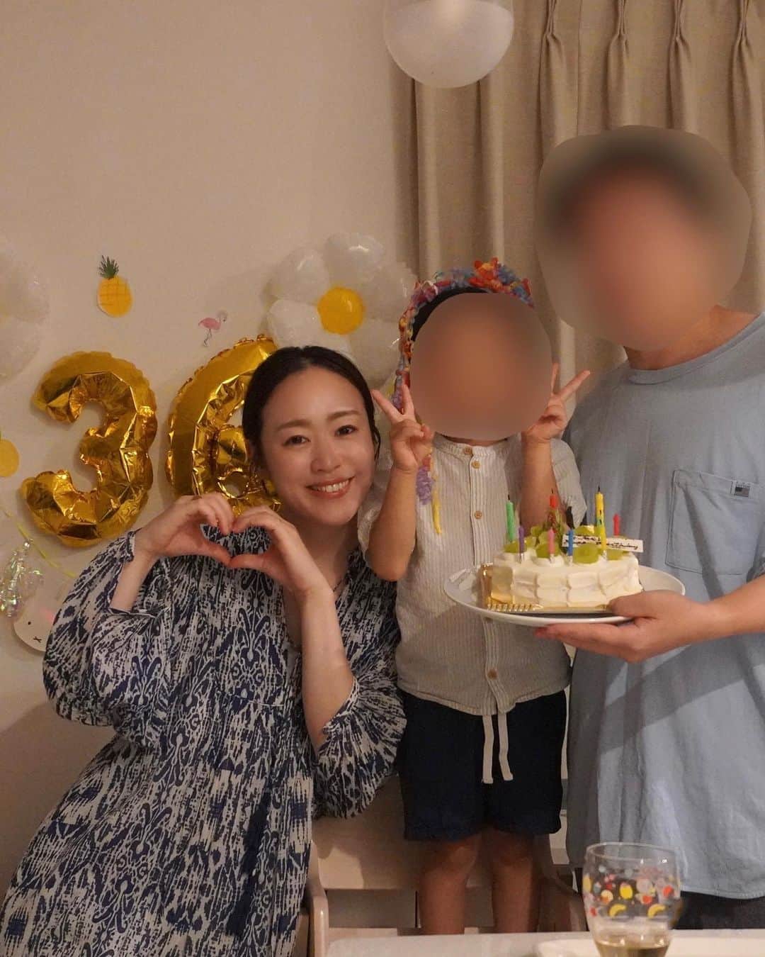 sayumi katoのインスタグラム：「大分時差があるけれど、、 主人のバースデーパーティー！🎉 「気づかなかったー！」と言われるのだけど、実は年下の主人👨🏻 私が抜けてるから主人が年上に見られる🤣🤣 ⁡ ラブラブ夫婦に憧れてるけど、人生の困難を乗り越える同志のような関係🤝🏻 人生色々あったけど、これからも色々あるかもなぁ🤣 でも主人と何とかやっていきたいと思う☺️💪🏻 ⁡ いつも家族のことを第一に考えてくれる主人。 よく友達からは「優しそう〜」と言われるけれど、私には遠慮せずズバッと言うから喧嘩にもなることもあるけど←、その分学ぶことや発見がたくさんある！ 繊細さんの私が生きやすく考え方を変えられたのも主人のお陰でもある😌🙏🏻 グサーっと胸に刺さって落ち込むこともあるけど😂 言ってもらえるうちが華ですよね😂👍🏻 ⁡ いつもありがとう！ そして、お誕生日おめでとう〜！！」