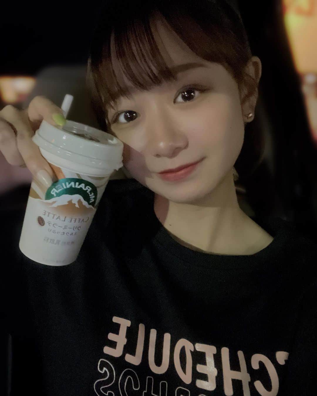 のインスタグラム：「夜にお友達を連れてラーメンとドライブしました🚗🤍」
