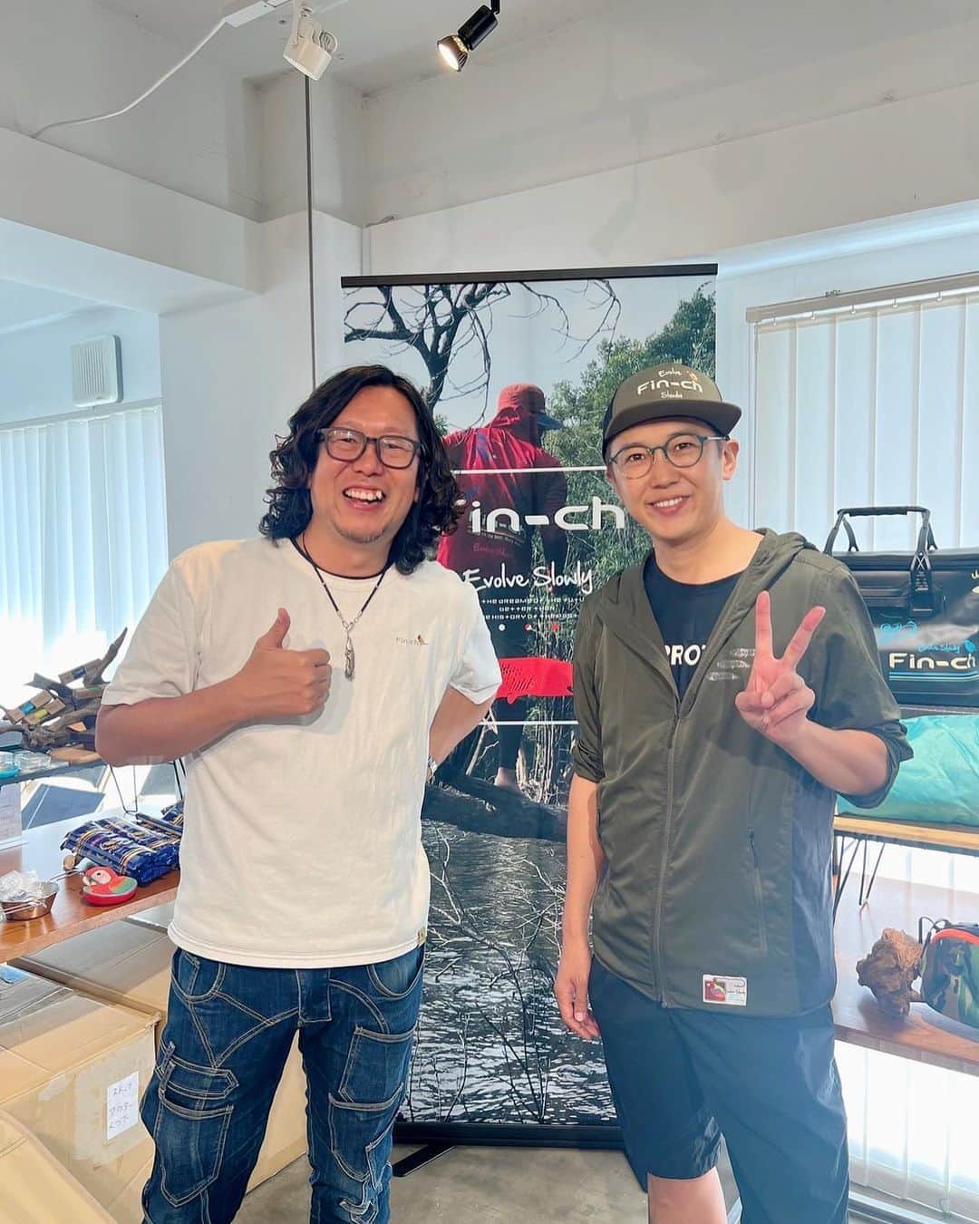 のインスタグラム：「大好きなブランド#fin_ch さんのポップアップストアへお邪魔してきましたー✨ どれも本当にオシャレで、素材や機能性も抜群で病みつきです♪ サンプルですがオーバーオールが楽しみすぎる✨最強のオーバーオールが誕生する日も近いかな♪ マネージャー林さんも可愛いと色々夢中で見てました(^^)レディースも可愛いんですよね😍 17日まで高円寺でポップアップストアされてますのでご興味ある方は是非足を運んでみては✨  #アウトドア#釣り#fishing」
