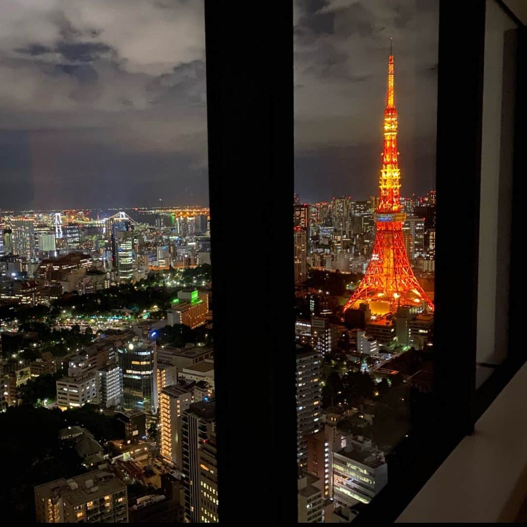 マキ・コニクソンさんのインスタグラム写真 - (マキ・コニクソンInstagram)「イケメン東京タワー🗼 を見て、これからハワイに帰りまぁす！  なかなか濃ゆい滞在でした。 やるべき事がたくさんあって 時間が足りなかった💦 姉妹孝行が出来て良かった。 たくさん思い出もできた！ あとは妹に元気になってもらわなきゃね。💪🏼  いつ来ても日本はいいな。 毎回帰ってくると母国日本🇯🇵が お帰り！って両手広げてお迎え してくれる気がする。  日本はいま外国からのお客様が たくさん来てるね。  公共のお手洗いも清潔だし、 街はゴミが落ちてないし、 チップないのにサービス良いし、 人は親切だし、 マナー良いし、 安全だし、 ご飯は安くて美味しいし、 まだまだあるよ！  外国からたぁくさん 日本を訪れる人がいる 理由がよぉ〜く分かる。  日本にいて思ったんだ。 なんて言うか… 誇らし気(えっへん) の自分がいました！😁  さて、ハワイはご近所です。 コイヌも島ちゃんもひよりも 待ってるから、 あ、マイキーも！😆 (ついつい忘れちゃう) パラダイスに戻ります！ 今度は、皆さまをハワイで お待ちしています！🌺  #エア東京タワー🗼  #美しい国日本 #思い出づくり #充実した滞在 #ハワイはご近所です」9月15日 19時45分 - makikonikson