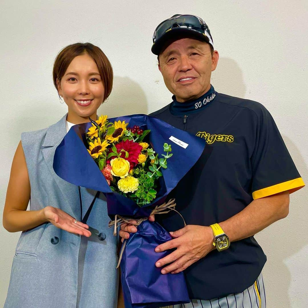 ヒロド歩美のインスタグラム：「阪神タイガース🐅リーグ優勝🏆 岡田彰布監督、選手の皆さん、 チーム関係者の皆さん、そして… ファンの皆さん！本当におめでとうございます‼️ ファン歴10年、優勝というものを初めて味わいました！"嬉しい"という言葉には収まりきれない他の細かい感情も詰まっている気がします．その空気を吸うために甲子園に行けたこと、この上なく幸せです．そして優勝の翌日に広島まで付いて行って岡田監督に直撃できたこと、言葉になりません！ お渡ししたお祝いの花束は、早稲田の先輩である岡田さんに気づいてもらえるように“えんじ色"を．そしてもちろん黄色多めのお花が並んでいます🌻インタビューの様子は今夜の報道ステーションでお届けする予定です🐯 今日の私はパインアメコーデ🍍 岡田監督、今夜の生放送に間に合うよう帰れるか？と心配していただきありがとうございます！私は今羽田空港に到着しました🫡  #パインアメ」